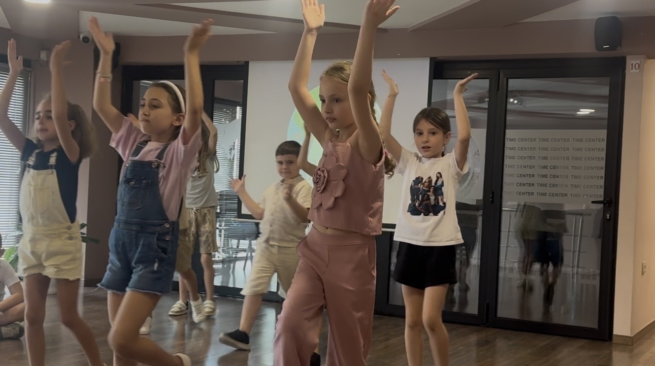 Fëmijë në aktivitet argëtues në Time Center