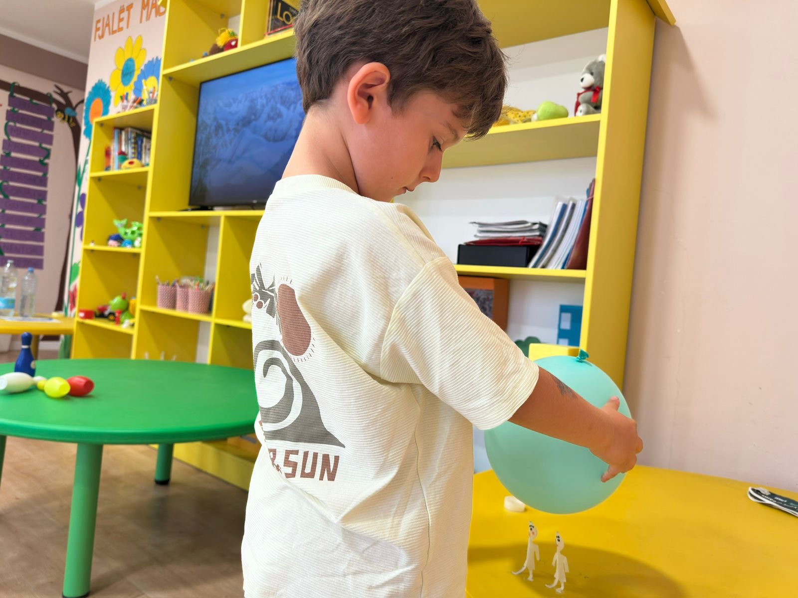 Fëmijë duke realizuar eksperimente në klasë