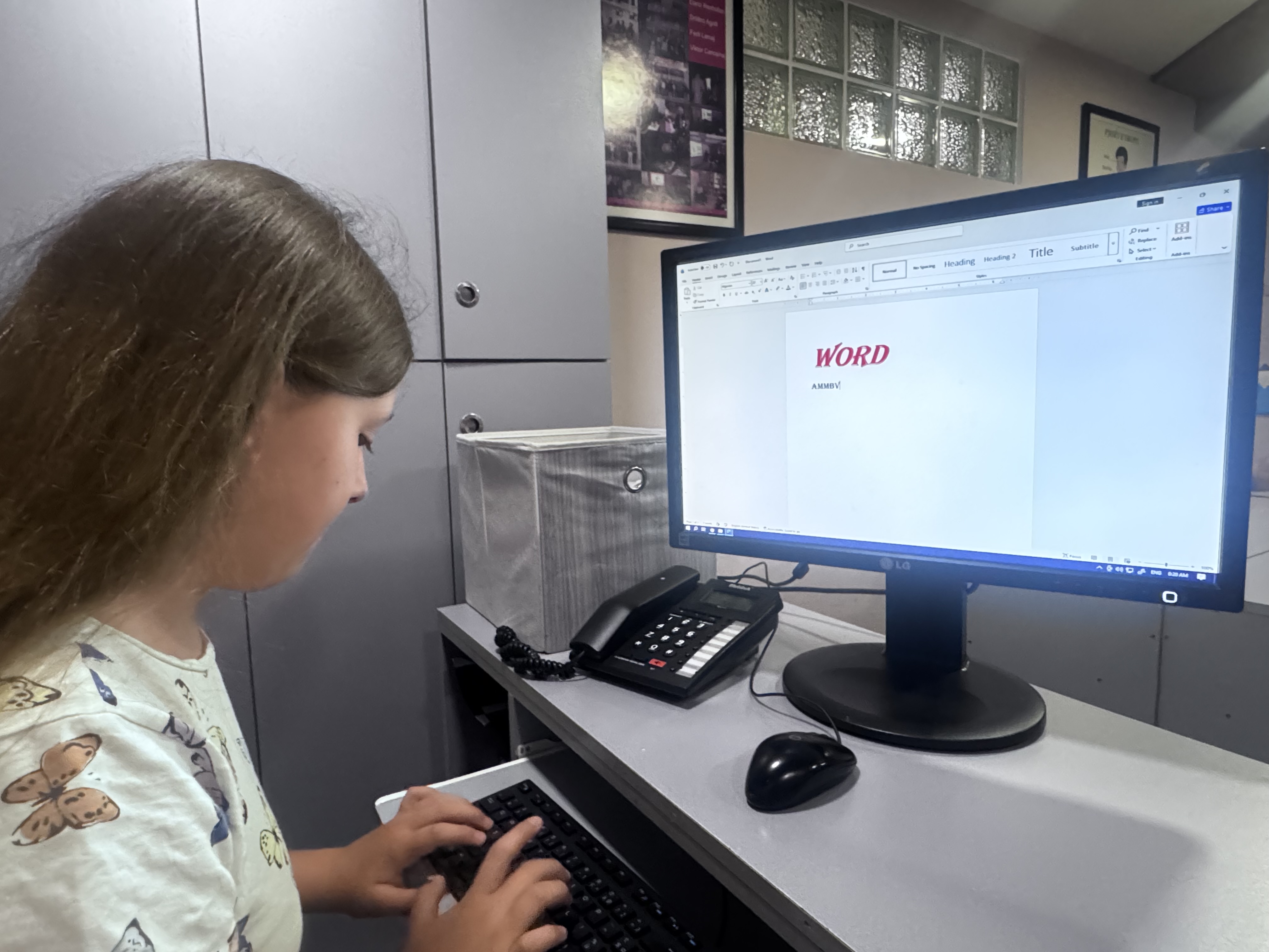 Nxënëse duke punuar në Microsoft Word