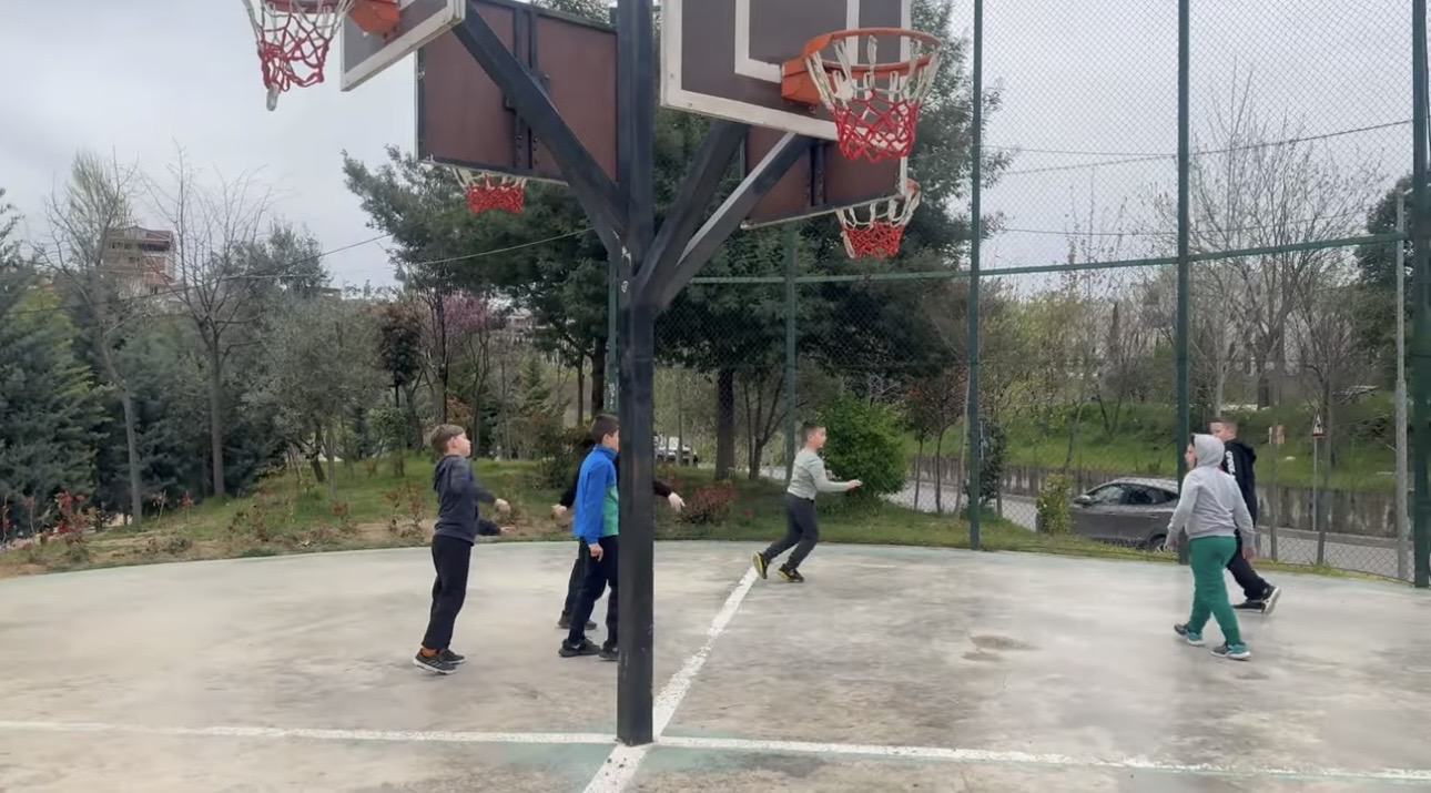 Fëmijë duke luajtur basketboll