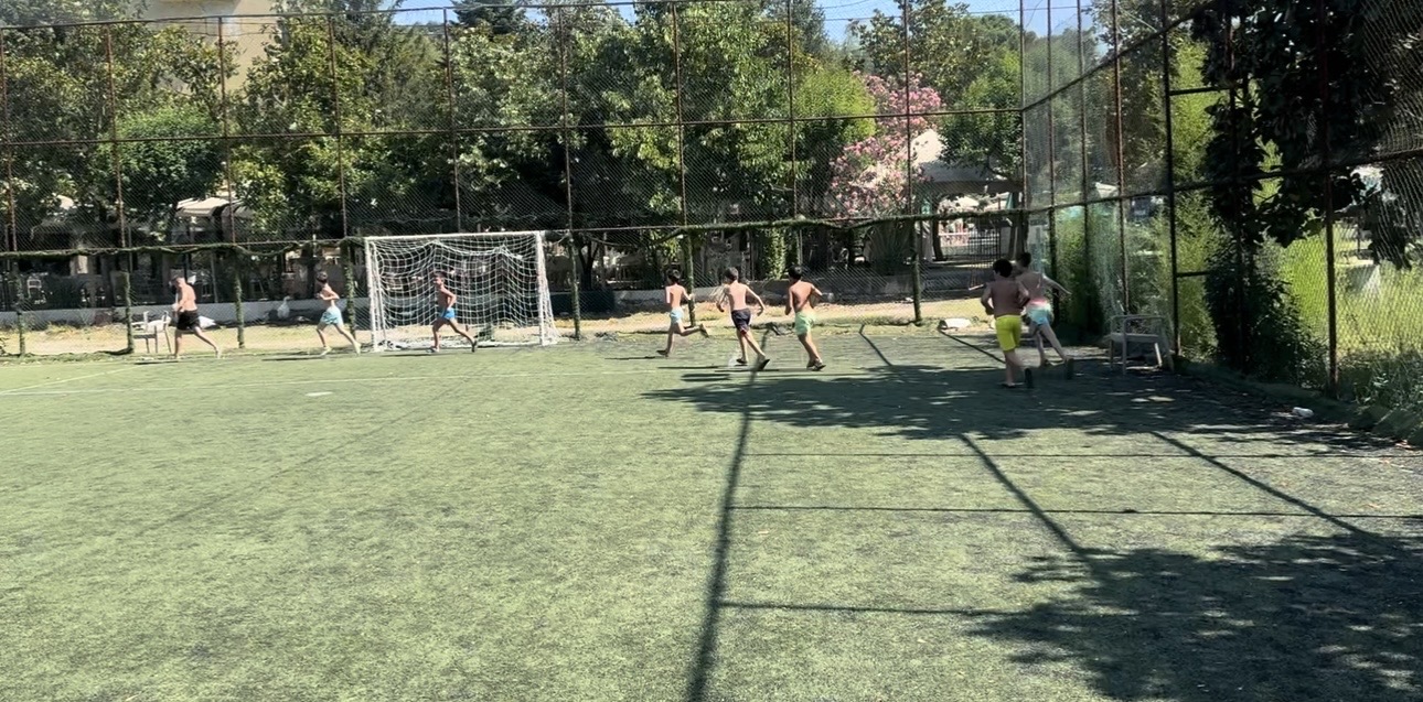 Fëmijë duke luajtur futboll