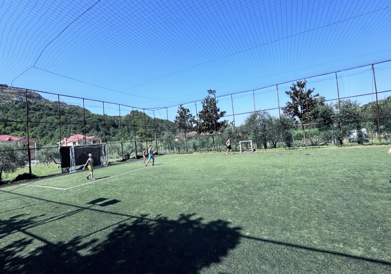 Fushë futbolli dhe aktivitet sportiv