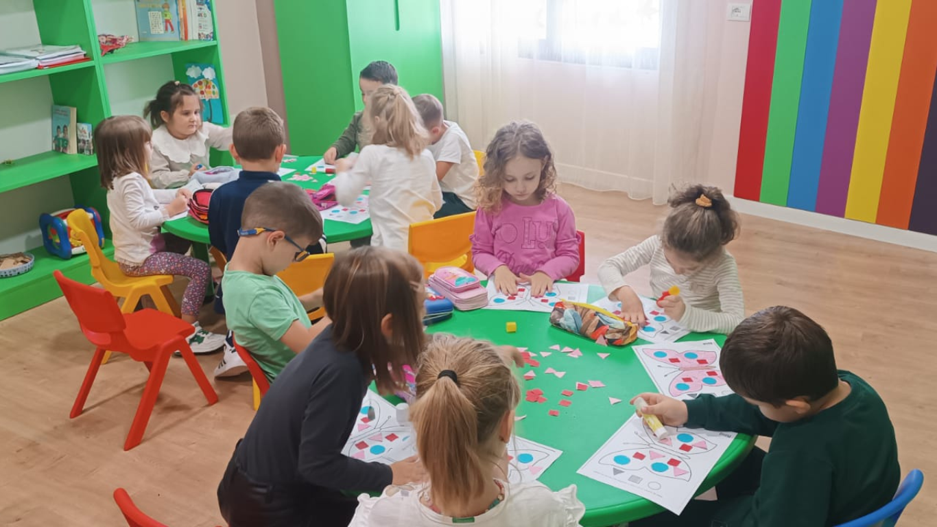 Fëmijë në aktivitet edukativ në Time Center