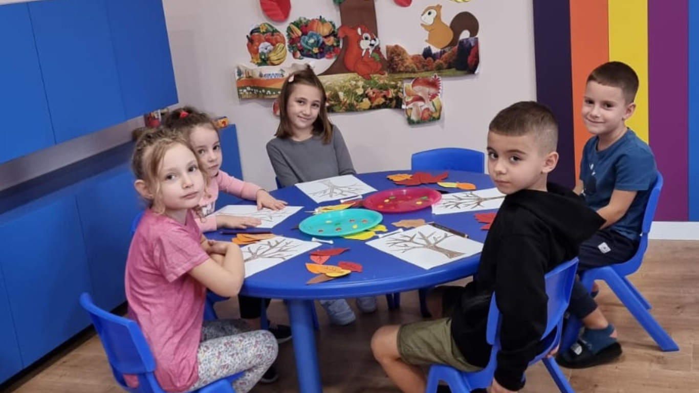 Fëmijë gjatë aktivitetit artistik